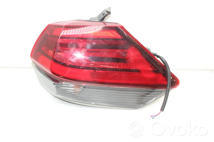 Nissan X-Trail T32 Lampy tylnej klapy bagażnika 