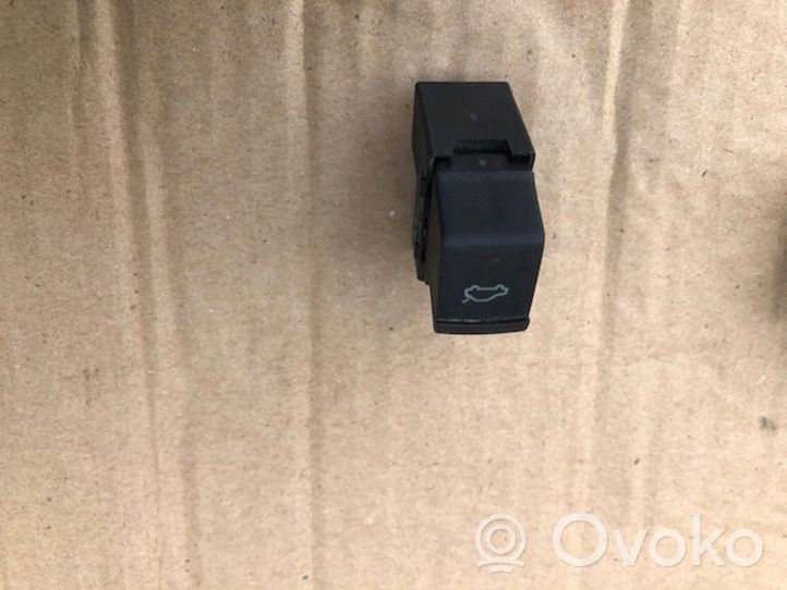 Volkswagen PASSAT B5.5 Interrupteur d'ouverture de coffre 