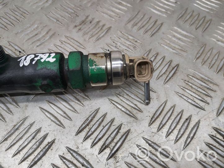 Toyota Avensis T250 Tuyau de conduite principale de carburant 8945860010