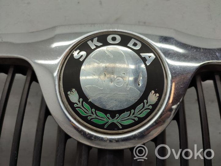 Skoda Octavia Mk2 (1Z) Grille calandre supérieure de pare-chocs avant 1Z0853668