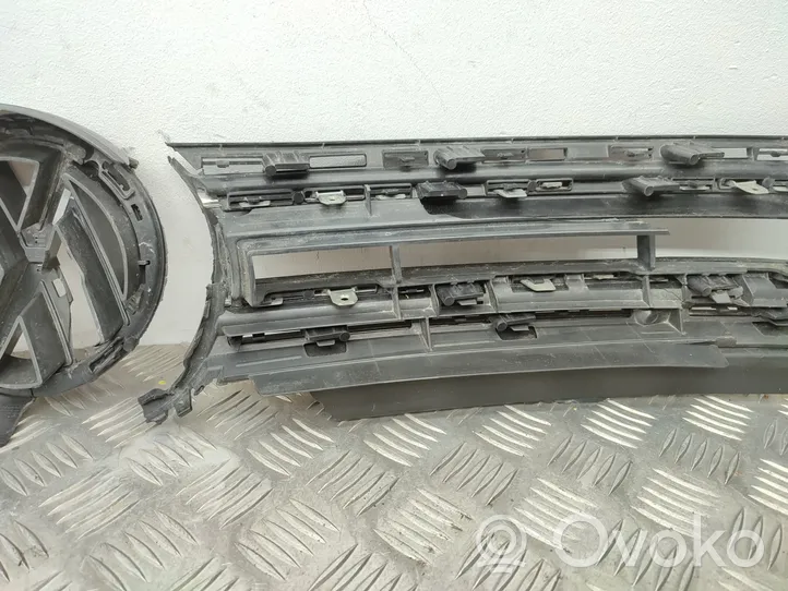 Volkswagen Tiguan Etupuskurin ylempi jäähdytinsäleikkö 5N0853767H