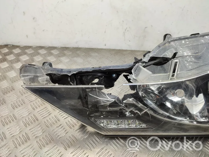 Toyota RAV 4 (XA40) Lampa przednia 