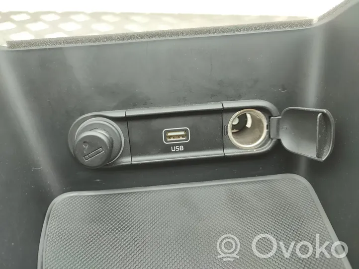 KIA Sportage Gniazdo / Złącze USB 84681F1500