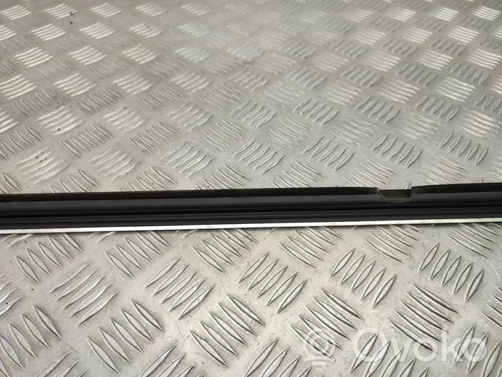 Mercedes-Benz A W176 Moulures des vitres de la porte arrière A1767350182