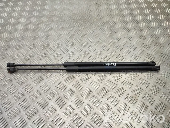 Volkswagen PASSAT B8 Tailgate/trunk strut/damper 3G9827550A