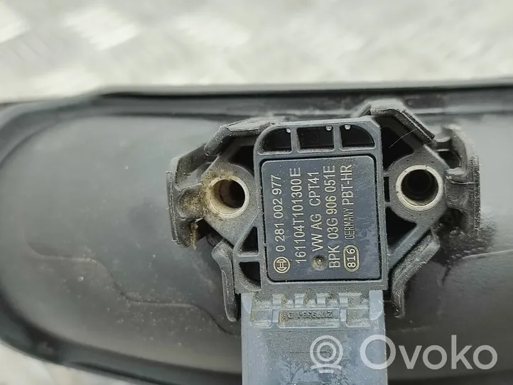 Volkswagen Golf Sportsvan Część rury dolotu powietrza 04E145673B