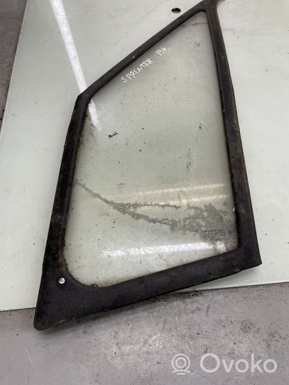 Mercedes-Benz Sprinter W901 W902 W903 W904 Front door vent window glass four-door 43R001025