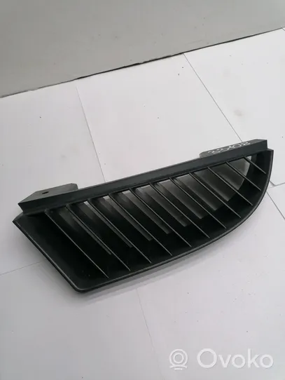 Mitsubishi Colt Grille calandre supérieure de pare-chocs avant MN127773