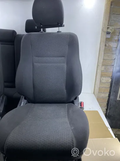 Toyota Avensis T250 Sitze komplett 