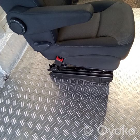 Opel Vivaro Priekinė vairuotojo sėdynė L1SAVX828752