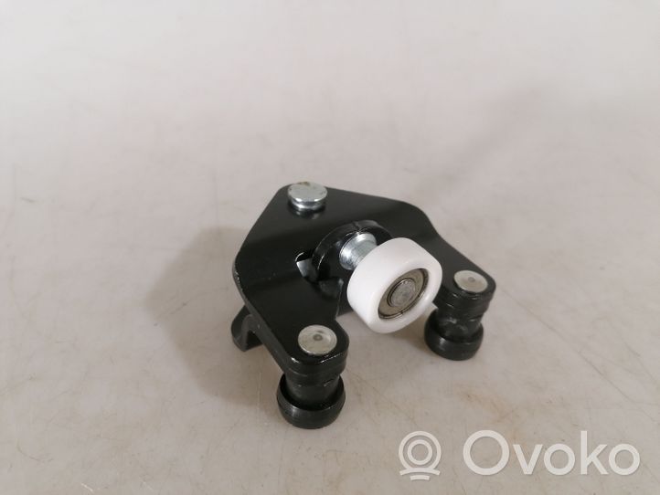 Opel Movano B Guida/cerniera inferiore del rullo del portellone scorrevole 8200660913