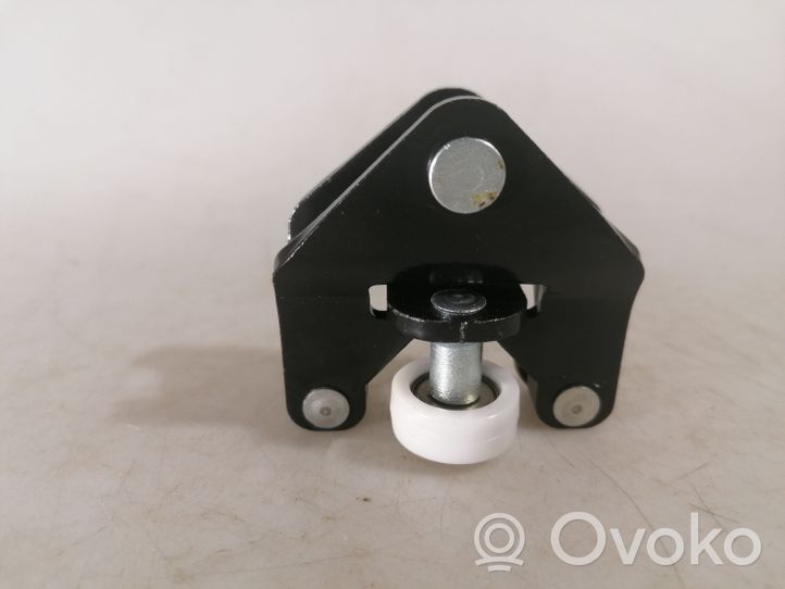 Opel Movano B Guida/cerniera inferiore del rullo del portellone scorrevole 8200660913