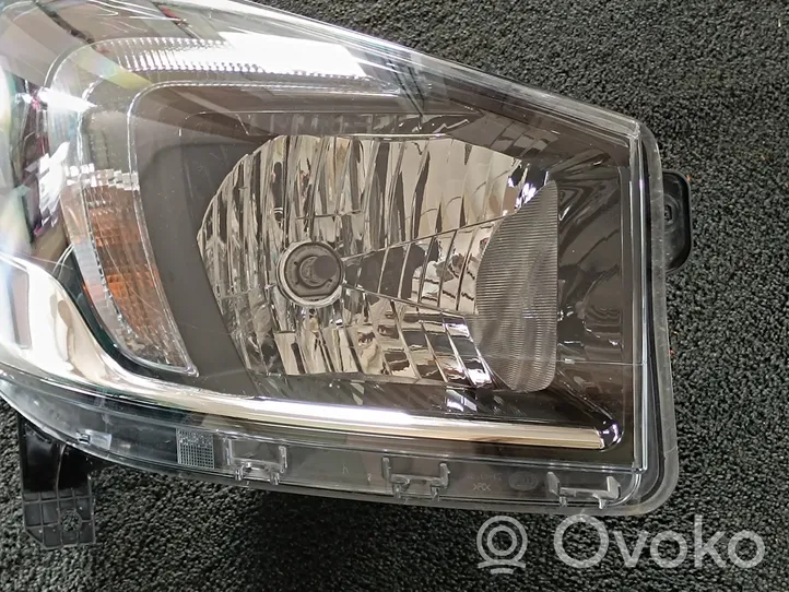 Opel Vivaro Lampa przednia 260106822R