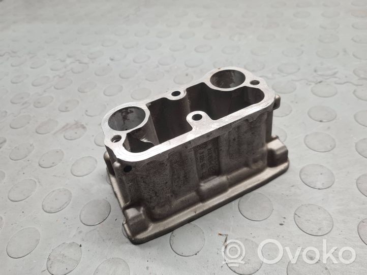 BMW X3 F25 Kita variklio galvutės detalė 7605104