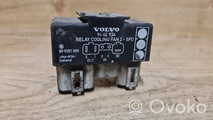 Volvo S70  V70  V70 XC Coolant fan relay 9442934