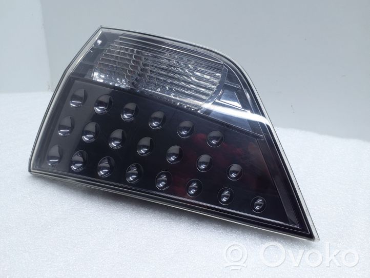 Mitsubishi Outlander Lampy tylnej klapy bagażnika 1146356