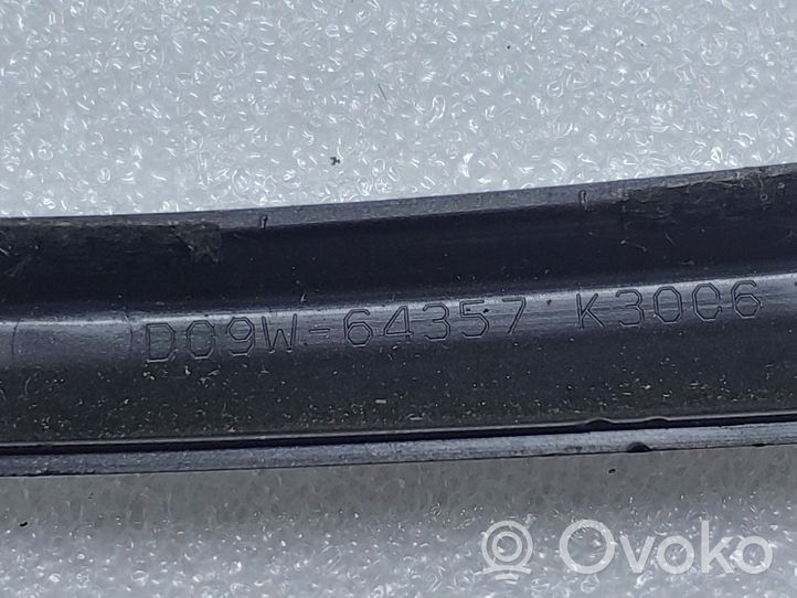 Mazda CX-3 Rivestimento in plastica cornice della leva del cambio D09W64357