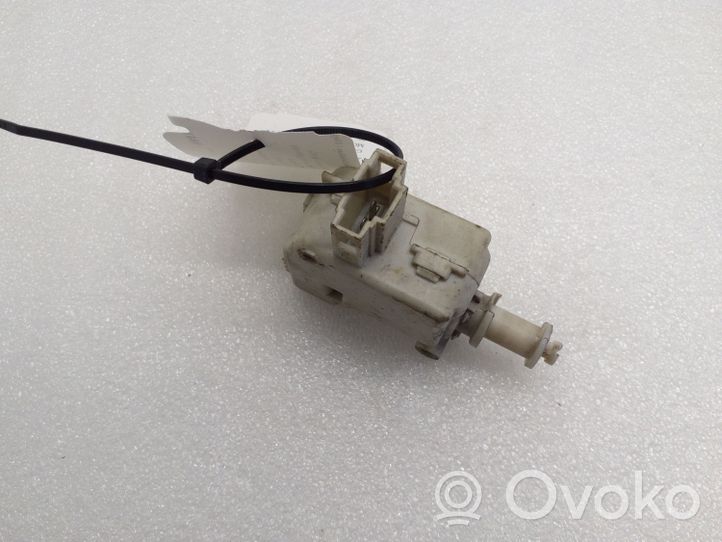 Volkswagen PASSAT B7 Fuel tank cap lock motor 3B0959781