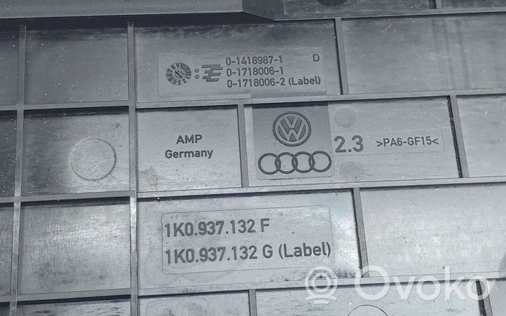 Volkswagen PASSAT B7 Couvercle de boîte à fusibles 1K0937132F