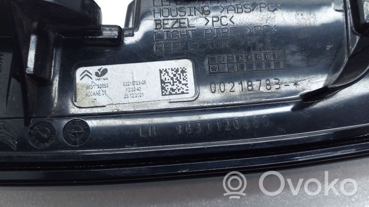 Citroen C4 III e-C4 Takaluukun takavalot 9831120680