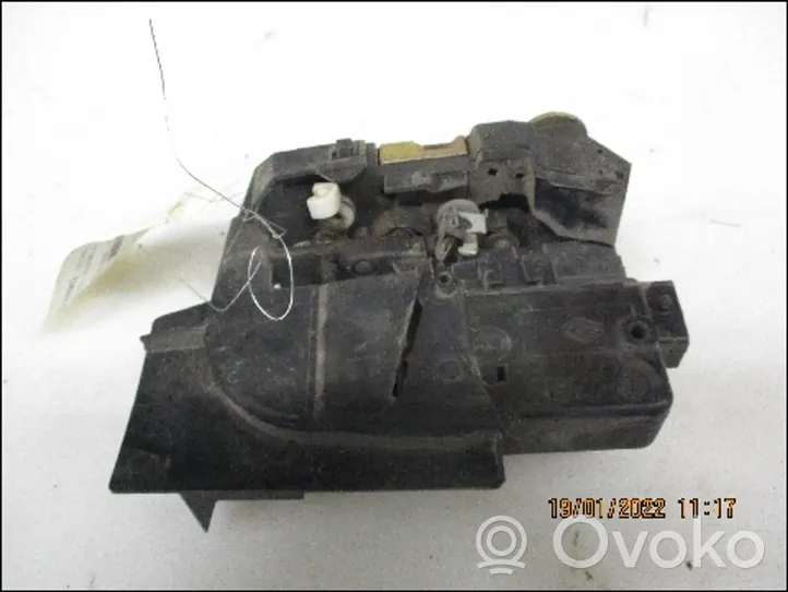 Renault Laguna I Front door lock 7701045753