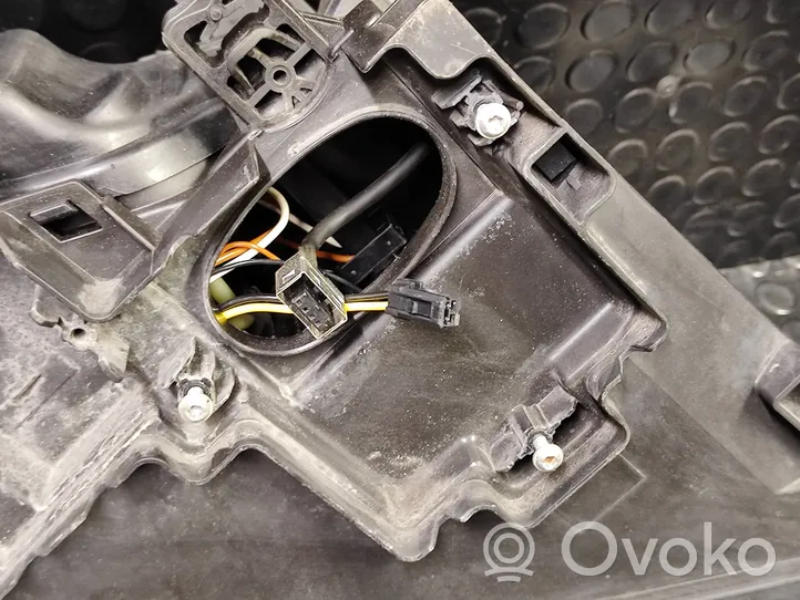 Volvo V70 Lampa przednia 31214347