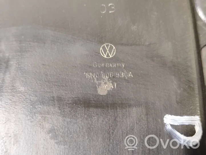 Volkswagen Tiguan Jäähdyttimen kehyksen suojapaneelin kiinnike 5N0806930A