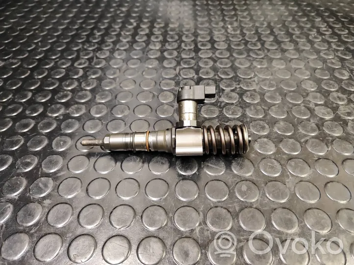 Volkswagen PASSAT B6 Injecteur de carburant 03G130073t