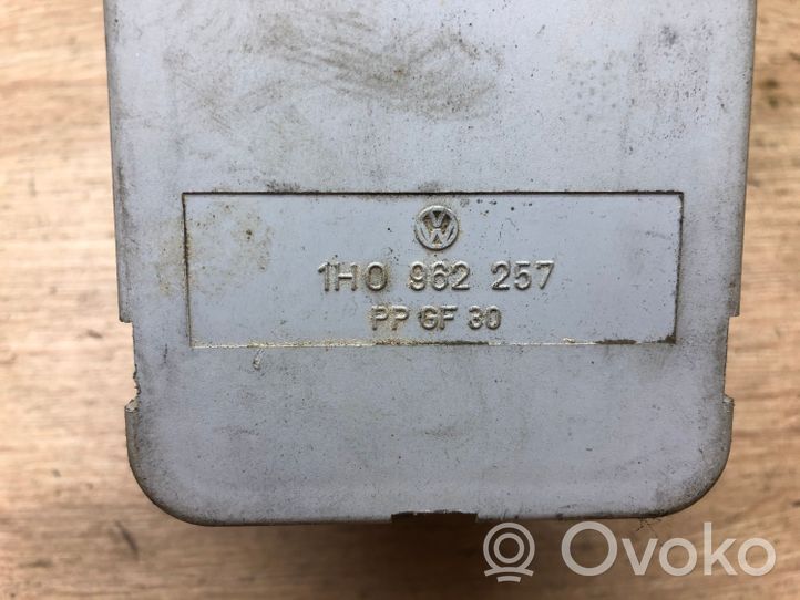 Volkswagen Golf IV Central locking vacuum pump 1H0962257