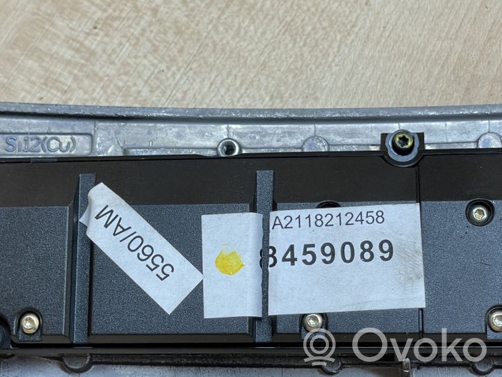 Mercedes-Benz E W211 Staffa supporto del triangolo d’emergenza 2118212458