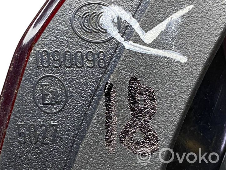 Opel Astra J Aizmugurējais lukturis pārsegā 216402