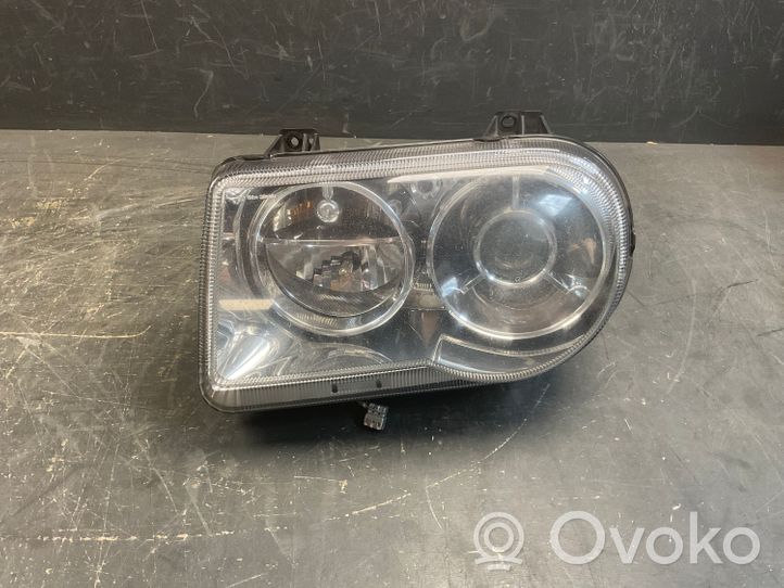 Chrysler 300 - 300C Lampa przednia 04806167AE