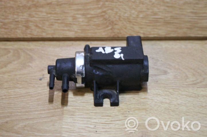 Audi A4 S4 B5 8D Vacuum valve --