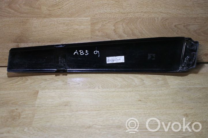 Audi A4 S4 B5 8D (B) Garniture de montant extérieur 8D0853289G