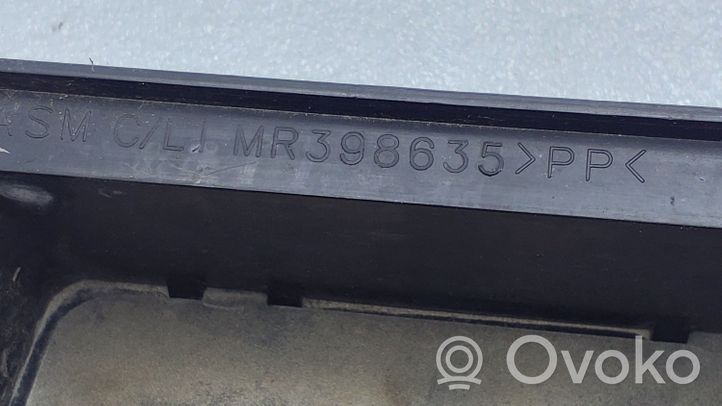 Mitsubishi Eclipse Évent de pression de quart de panneau MR398635