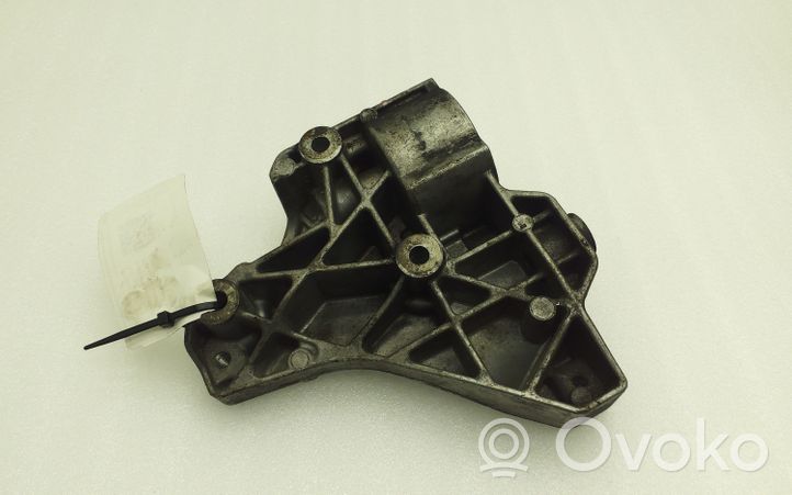 Volkswagen PASSAT B7 Staffa di montaggio del compressore dell’A/C 03C903143B