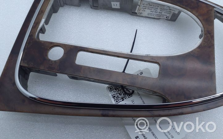 Mercedes-Benz CLS C219 Rivestimento in plastica cornice della leva del cambio A2196800536