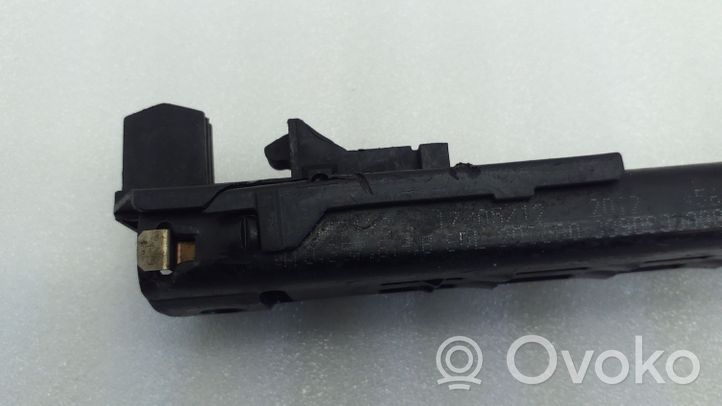 Volkswagen PASSAT B7 Rail de réglage hauteur de ceinture de sécurité 1T0857819B