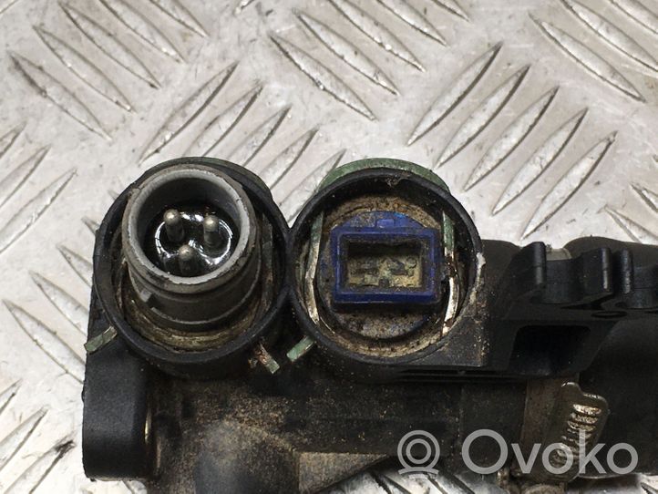 Audi 100 S4 C4 Boîtier de thermostat / thermostat 