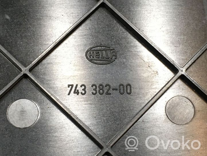 Opel Zafira B Couvercle de boîte à fusibles 015349241