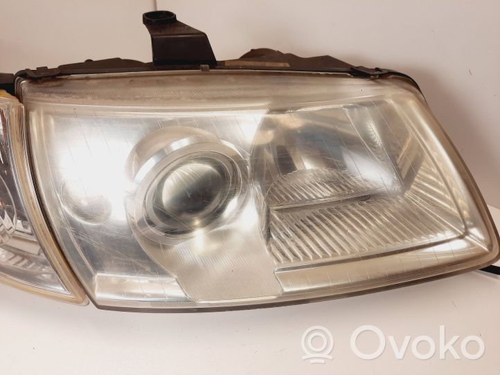 Saab 9-5 Lampa przednia 89008301