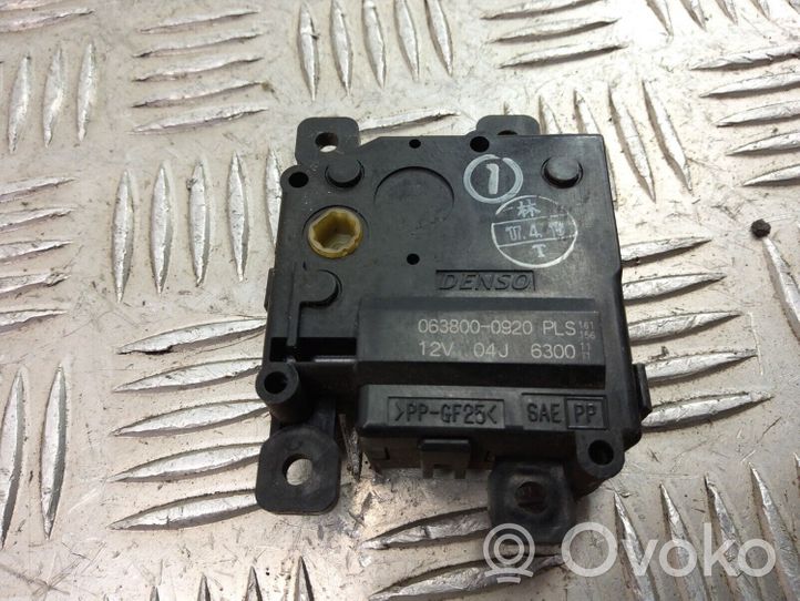 Toyota Avensis T270 Moteur / actionneur de volet de climatisation 0638000920