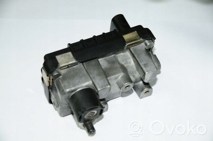 Jaguar XJ X350 Attuatore elettrico del turbocompressore 6NW009206