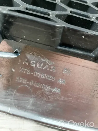 Jaguar XE Etupuskurin ylempi jäähdytinsäleikkö X73-018K28-AA