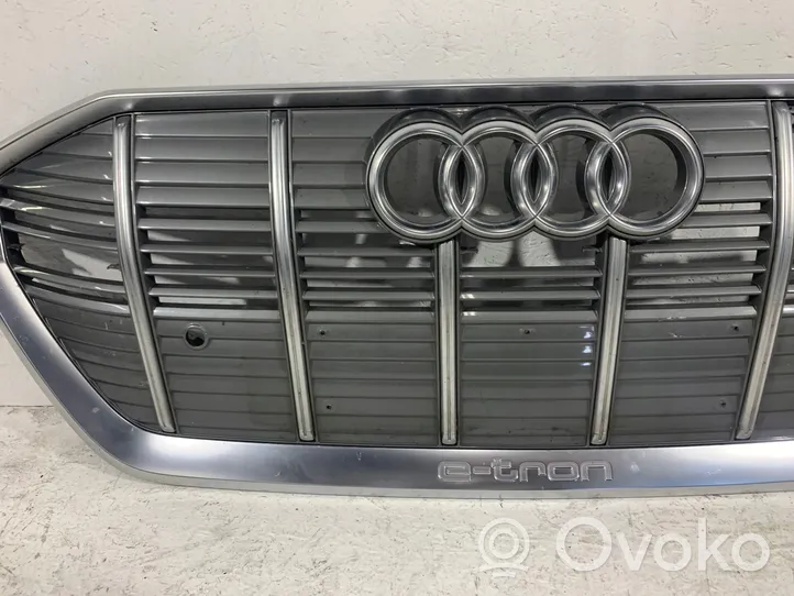 Audi e-tron Grille calandre supérieure de pare-chocs avant 4KE853651