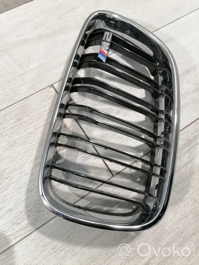 BMW M2 F87 Grotelės viršutinės 8064143