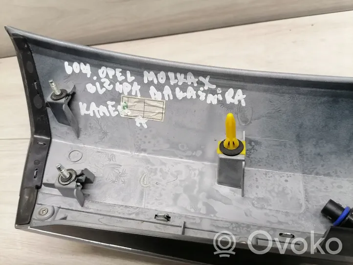 Opel Mokka X Barra de luz de la matrícula/placa de la puerta del maletero 95093299