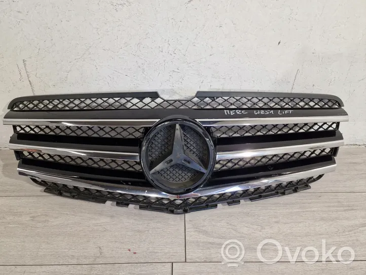 Mercedes-Benz R W251 Etupuskurin ylempi jäähdytinsäleikkö A2518880060