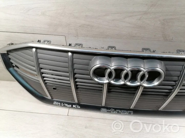 Audi e-tron Grotelės viršutinės 4KE853651
