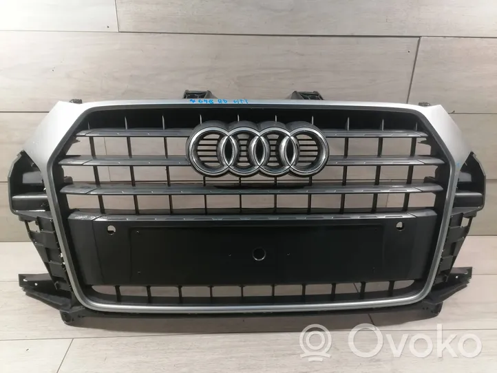 Audi Q3 8U Etupuskurin ylempi jäähdytinsäleikkö 8u0853653M